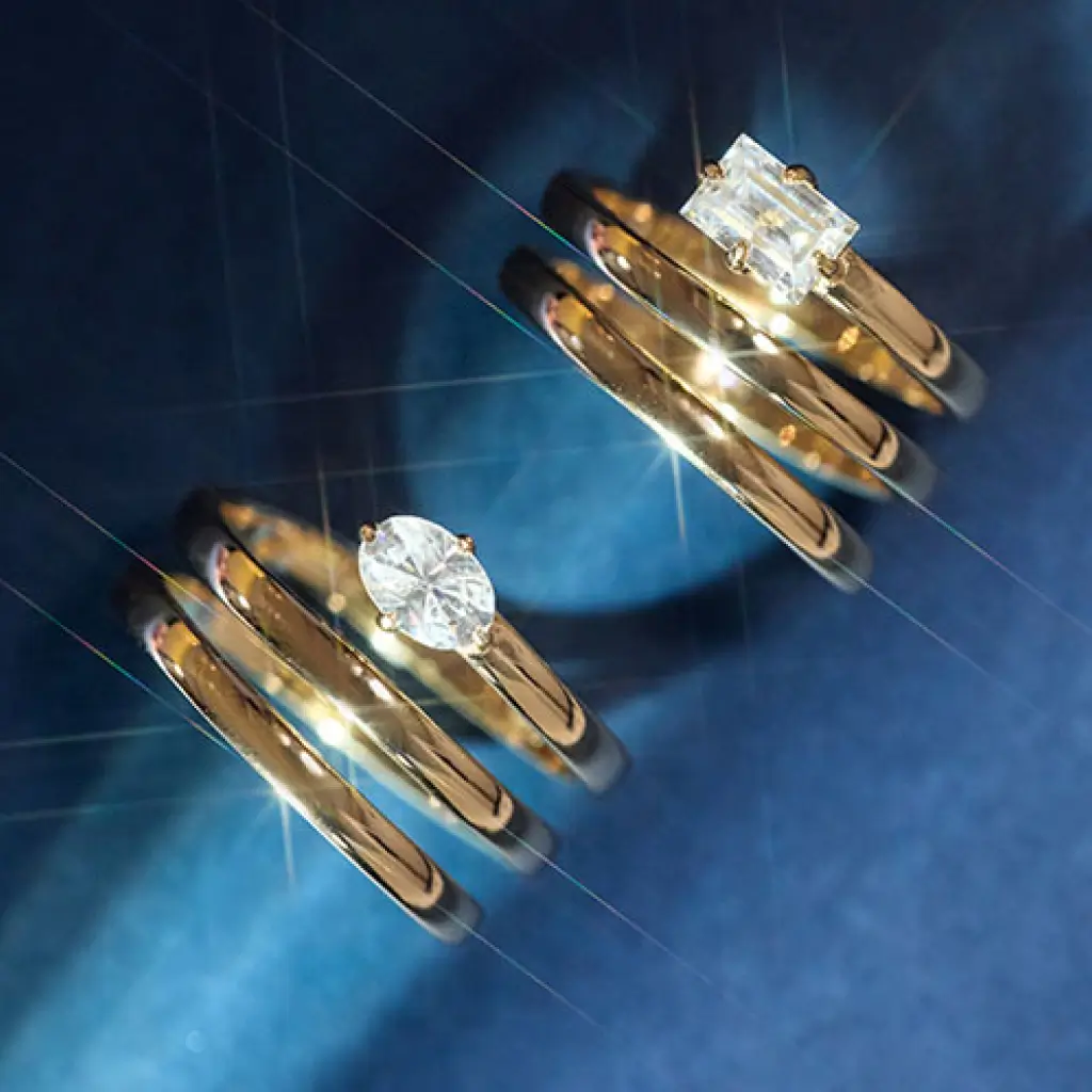 Conjunto de anéis em ouro com moissanites em lapidação oval e esmeralda