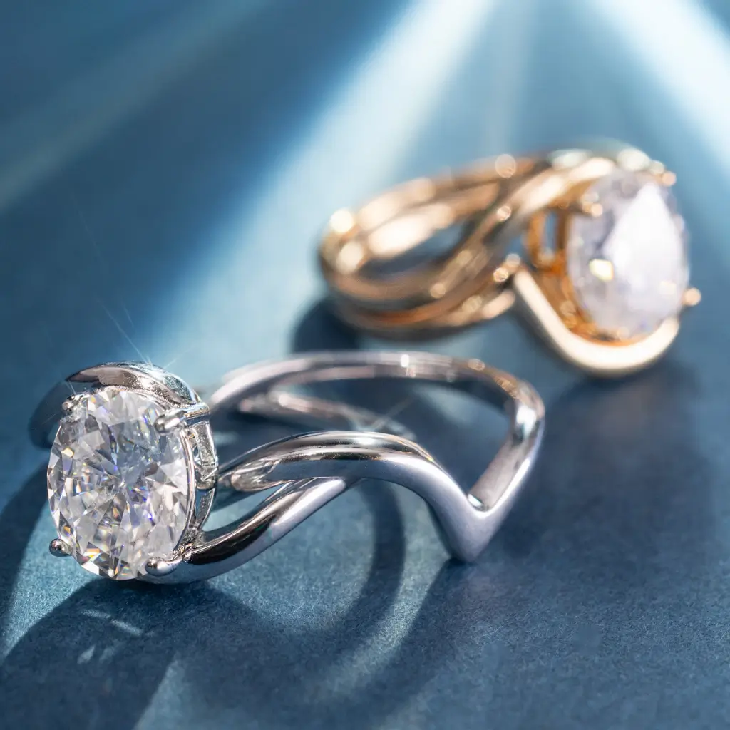 Par de anéis com moissanite oval em prata e dourado com aro torcido