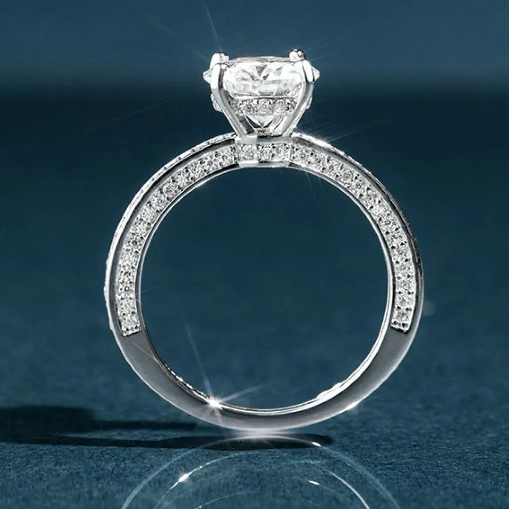 Anel solitário em prata com pedra moissanite lapidação brilhante