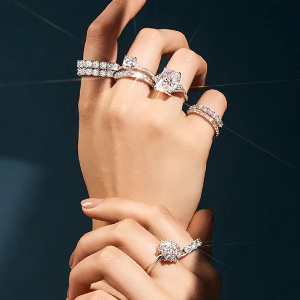 Modelo utilizando anéis solitários e alianças com pedras moissanite