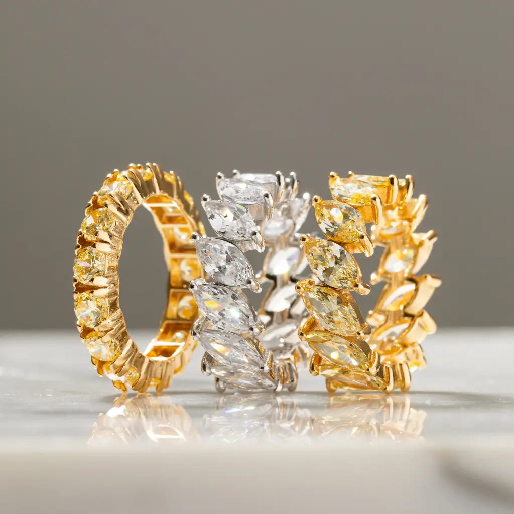 Conjunto de anéis de prata e ouro com zircônias incolores e douradas