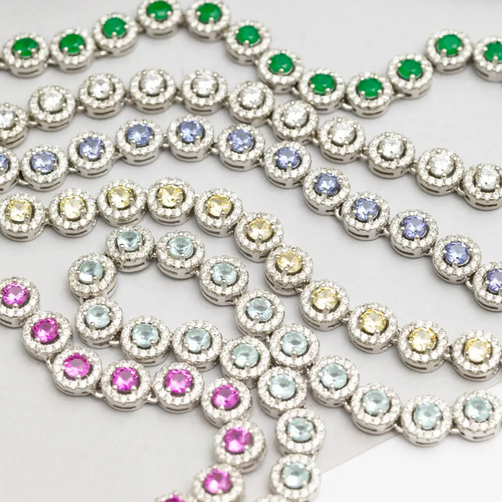 Mix de rivieras com zircônias coloridas em prata com cravação redonda