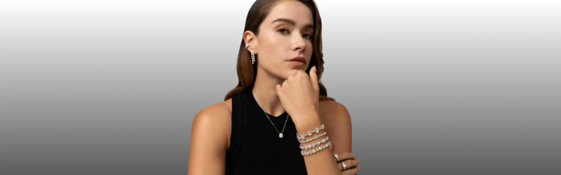 Modelo com um mix de joias de prata cravejado com zircônias