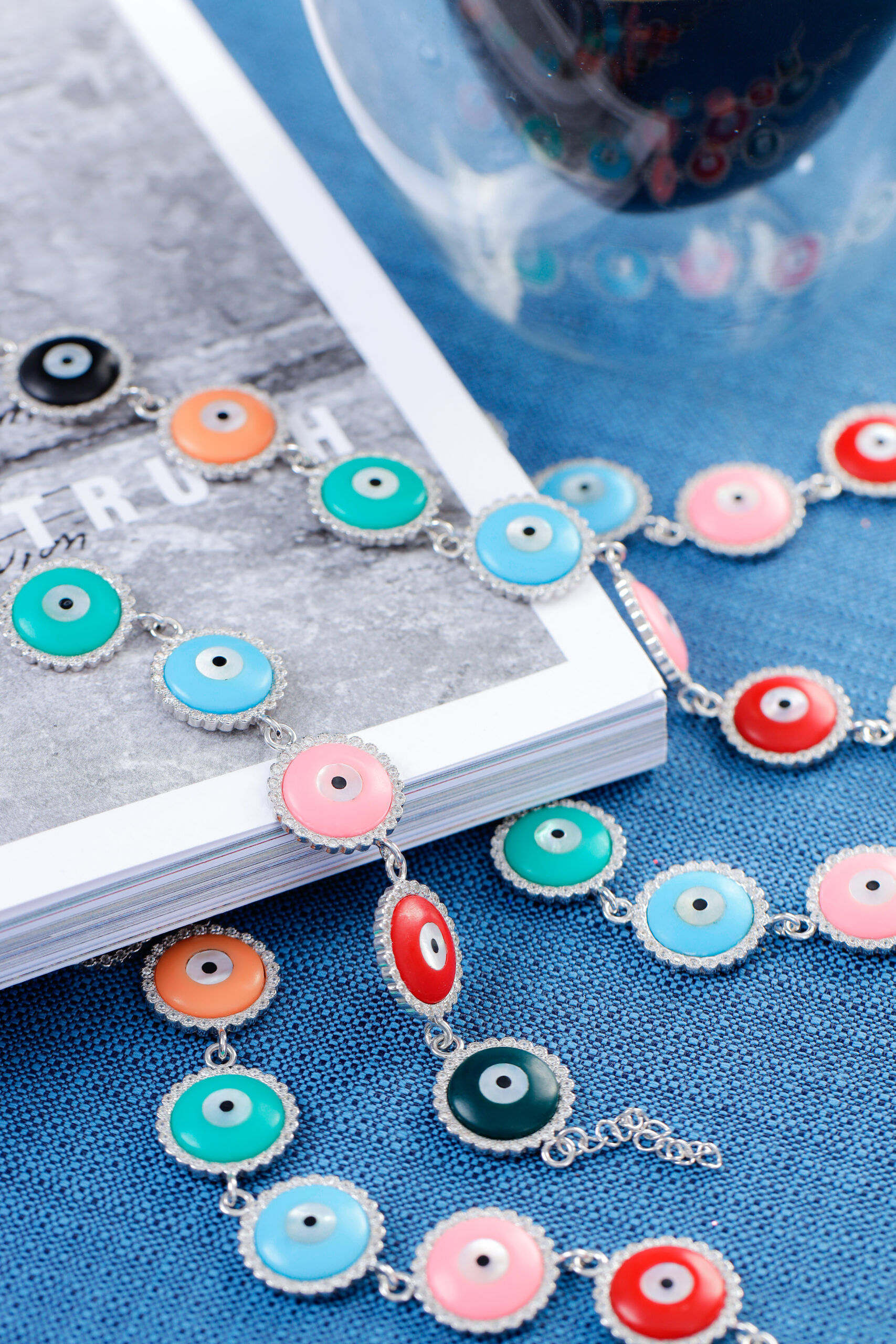 joias de olho grego/turco expostos em uma mesa