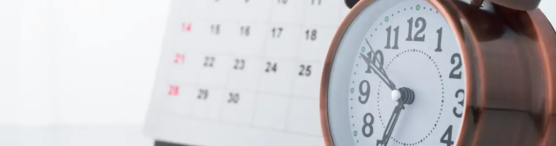 Relógio e calendário, simbolizando a gestão eficaz do tempo para maximizar resultados na revenda de joias