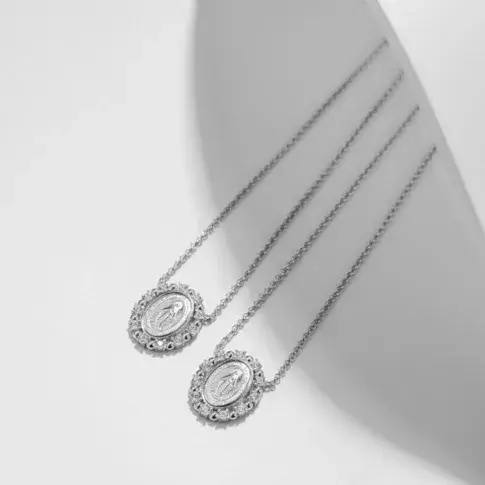 Colares Alinare com medalhões em prata detalhados, perfeitos para composições elegantes e simbólicas