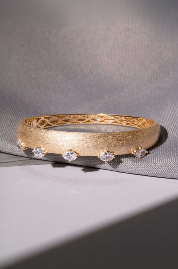 Joias em prata 925 para atacado e revenda – brincos, colares, pulseiras e anéis com banho de ouro 18k, banho de ródio e pedra zircônia.