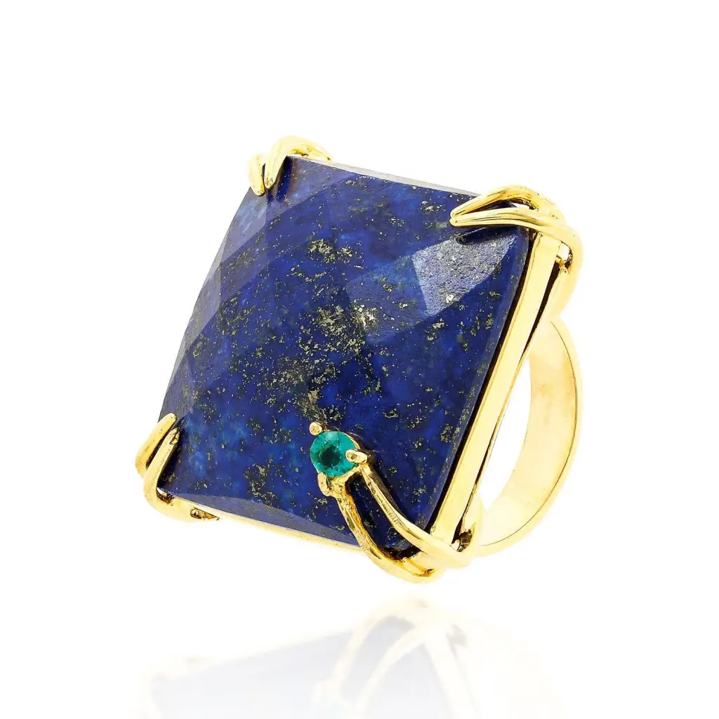 Anel dourado com pedra lápis-lazúli quadrada e detalhe de esmeralda