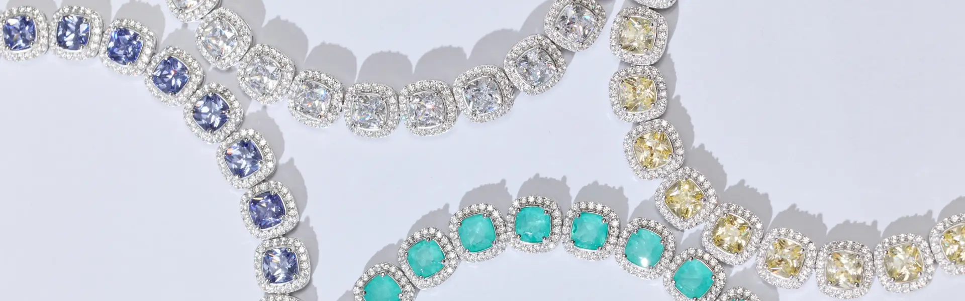 Pulseiras de prata cravejadas com zircônias organizadas para criar uma coleção de joias