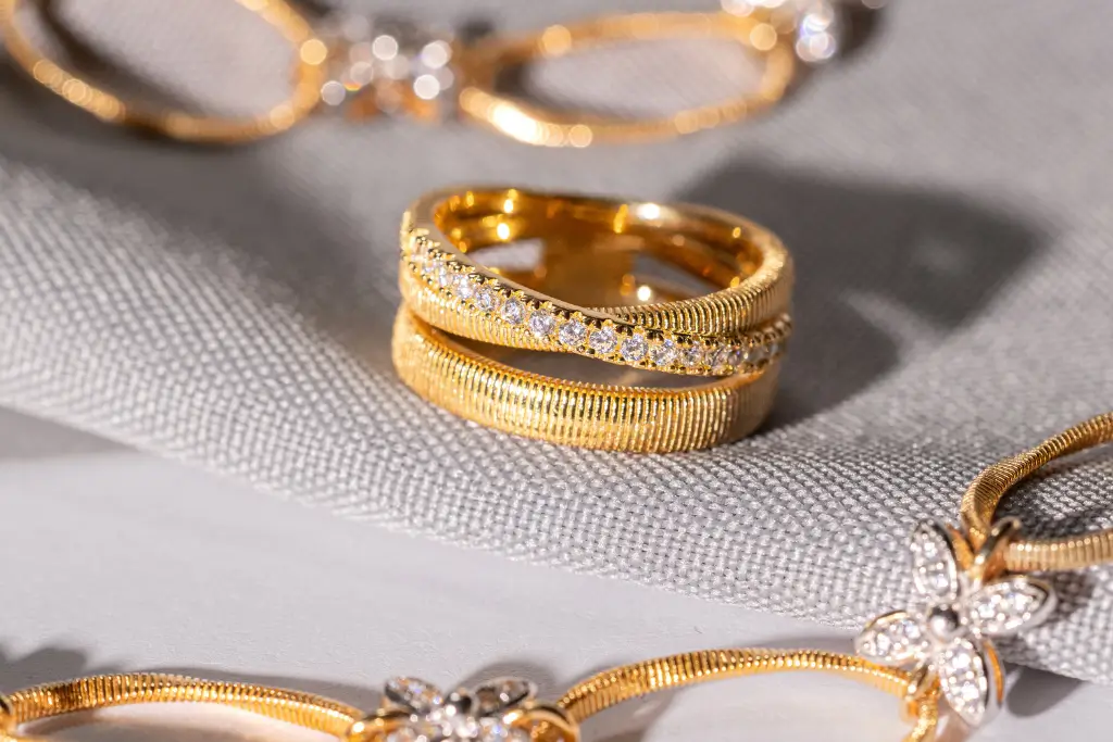 Joia em prata 925 com banho de ouro 18k para revenda - Alinare Joia em prata 925 com banho de ouro 18k para revenda Alinare