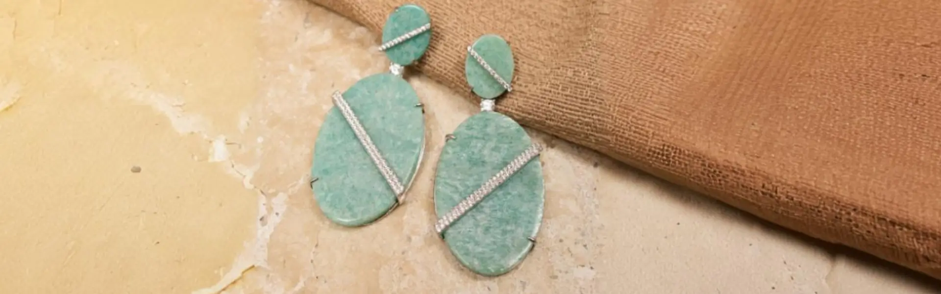 Par de brincos com pedra amazonita oval e detalhes em zircônias