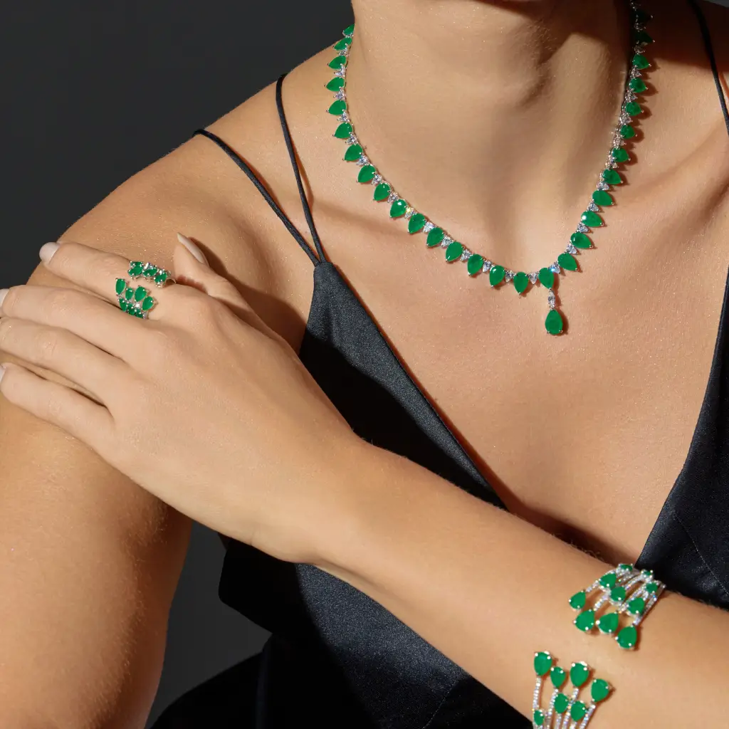 Modelo utilizando conjunto de colar, anel, pulseira e brincos com zircônias verdes
