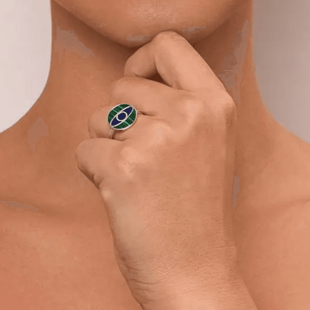 Amuletos em joias: anel de olho grego com malaquita