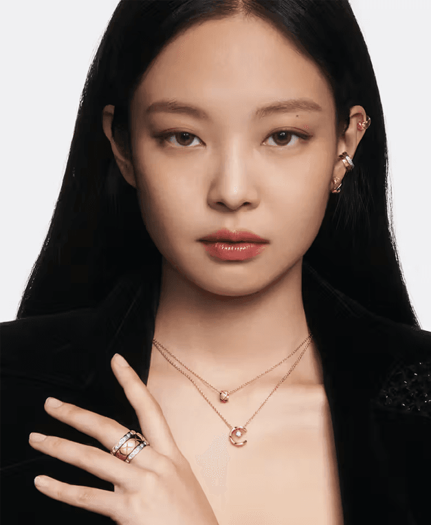 Jennie Kim, do grupo Blackpink, usa um mix de colares clássico