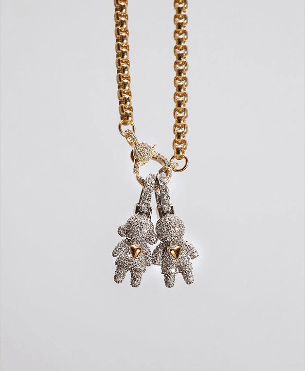 Pingente motifs de menina e menino cravejados com moissanite, joia simbólica e delicada.